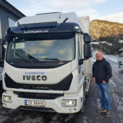 Styreleiar Bjørn Henning Holvik med den nye 10-tonneren fra Eurocargo-serien.