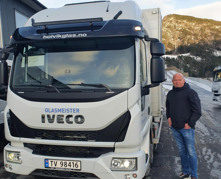 Styreleiar Bjørn Henning Holvik med den nye 10-tonneren fra Eurocargo-serien.