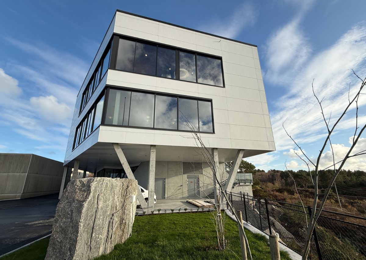 Nor Tekstil sitt nybygg, med vindu frå Holvik Glas. Foto: Egil Aardal, Firdaposten.