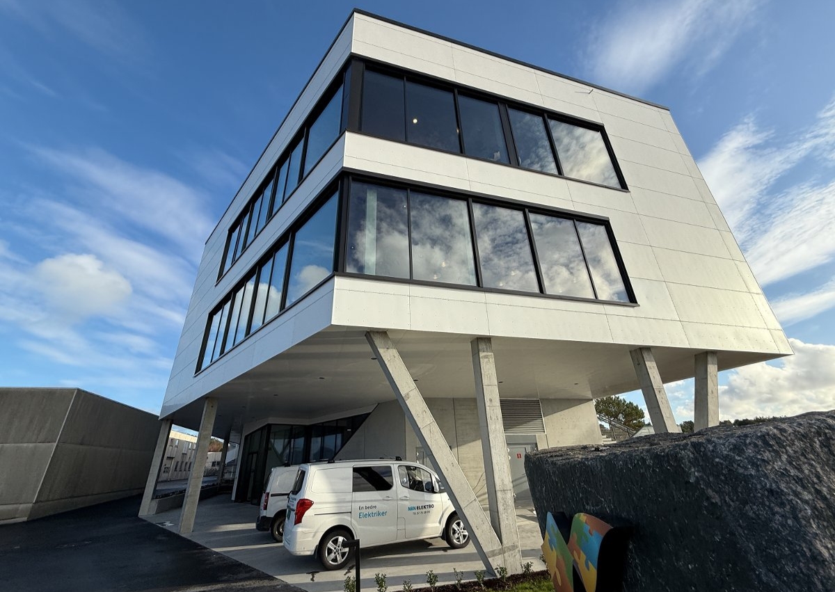 Nor Tekstil sitt nybygg, med vindu frå Holvik Glas. Foto: Egil Aardal, Firdaposten.