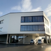 Nor Tekstil sitt nybygg, med vindu frå Holvik Glas. Foto: Egil Aardal, Firdaposten.