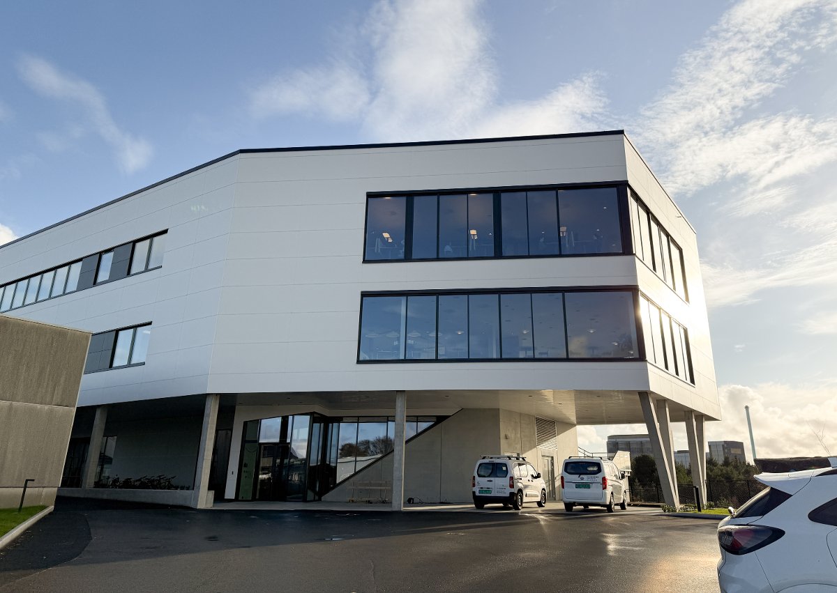 Nor Tekstil sitt nybygg, med vindu frå Holvik Glas. Foto: Egil Aardal, Firdaposten.