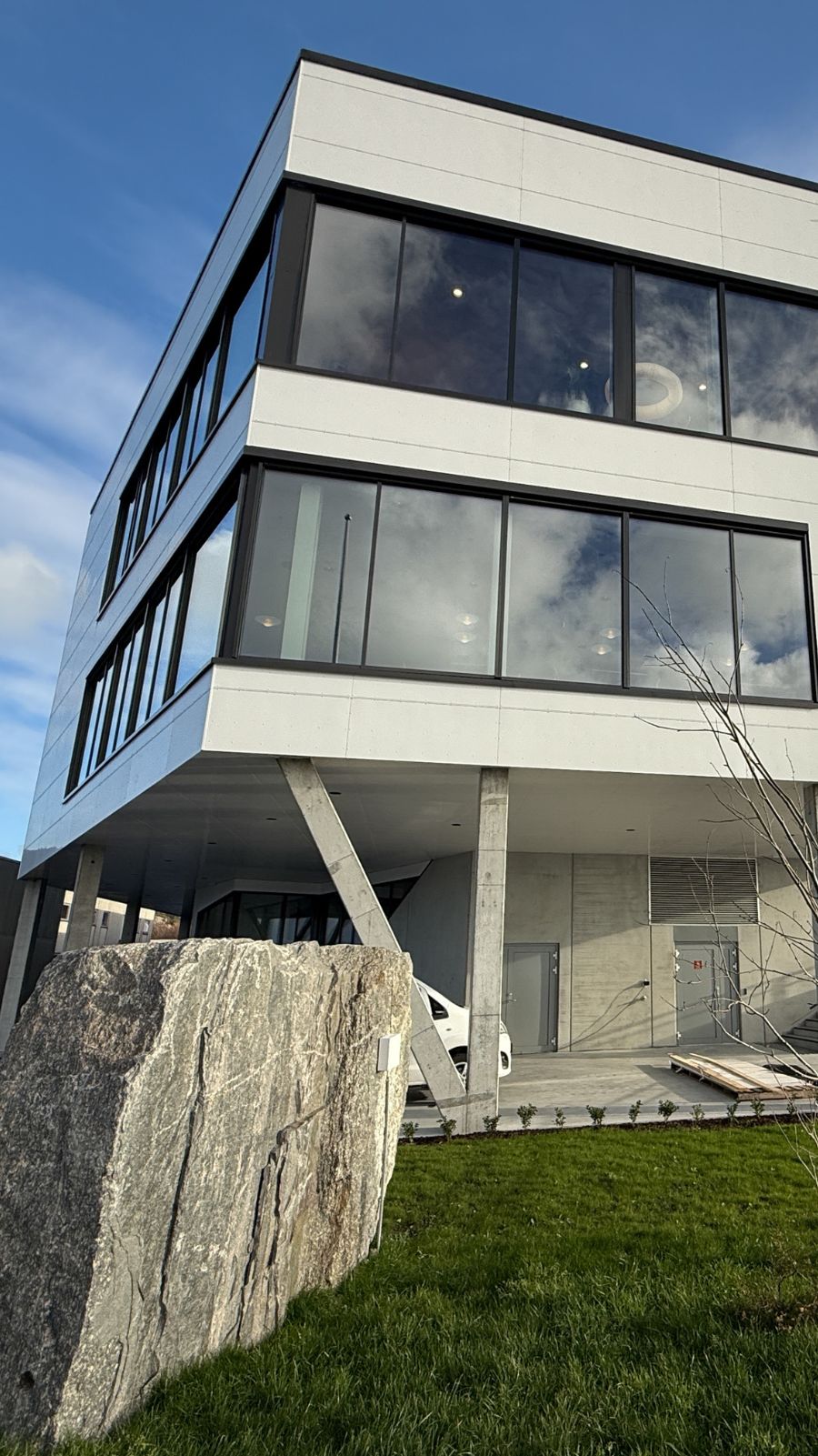 Nor Tekstil sitt nybygg, med vindu frå Holvik Glas. Foto: Egil Aardal, Firdaposten.